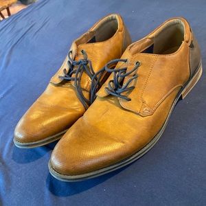 Guess mens dress brown shoe